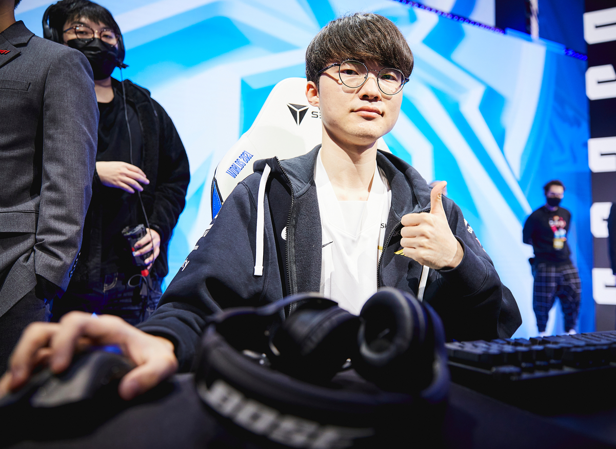 Faker renova com a T1 por mais três anos