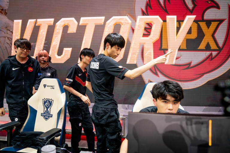 Worlds 2019] FPX wins the LPL Semifinals matchup, advances to