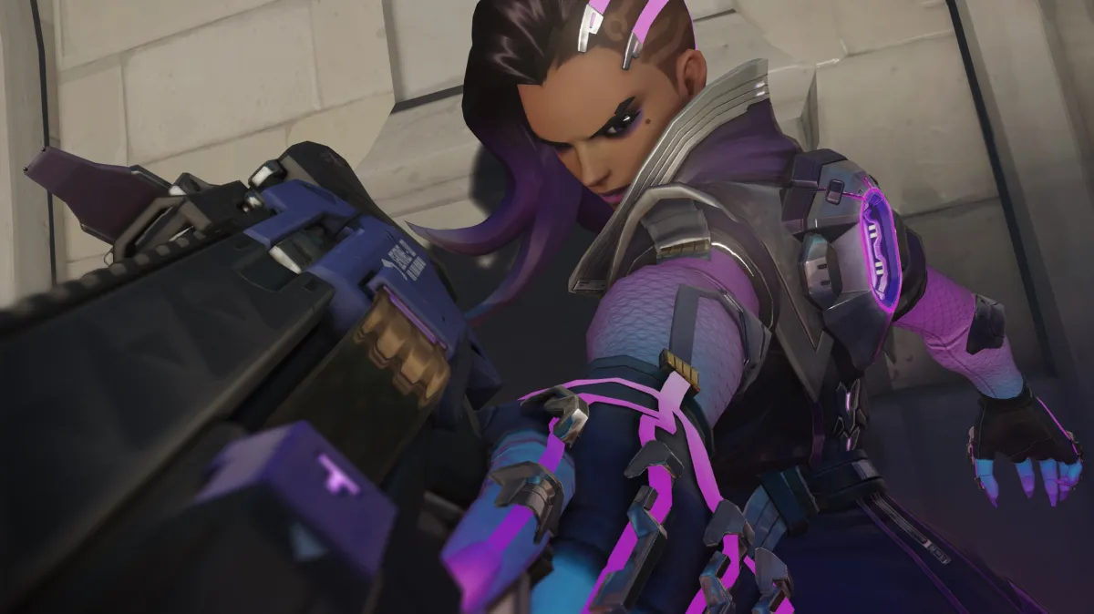 Sombra from Overwatch posing at the end of one of her highlight reel intros.