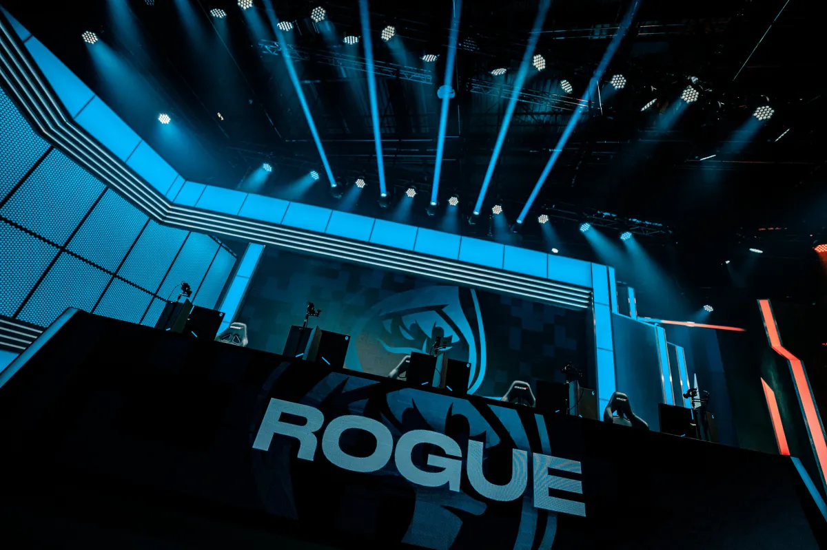 Rogue logo and name on the LEC stage.