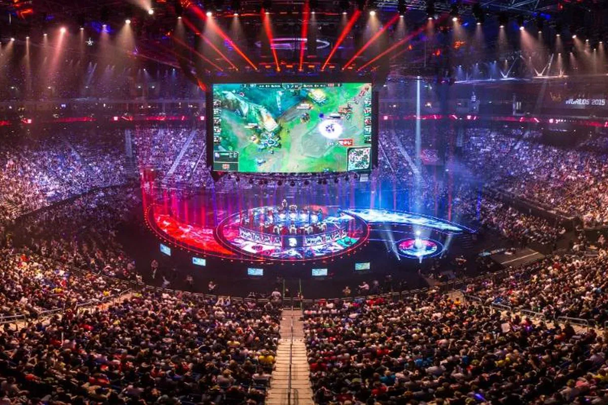 LoL World Championship, featuring a circular stage surrounded by a huge crowd of people.