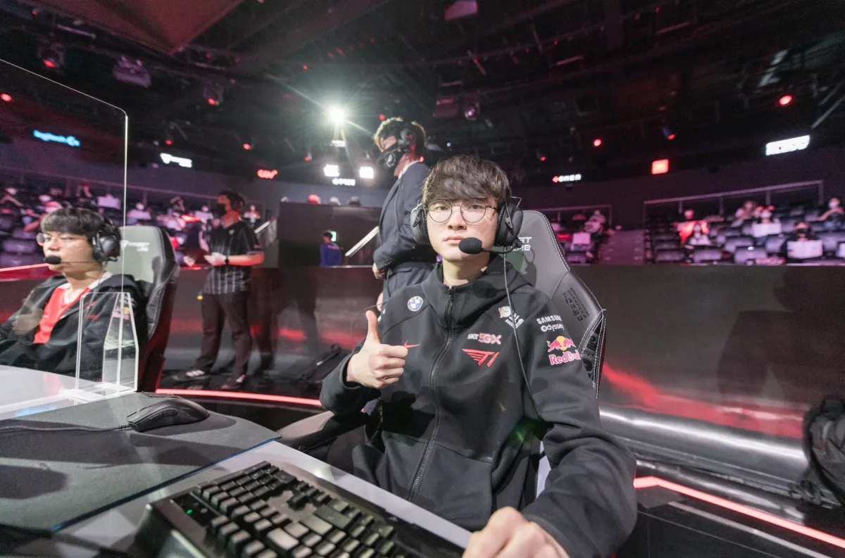 Faker giving his trademark thumbs up in the LCK Arena.