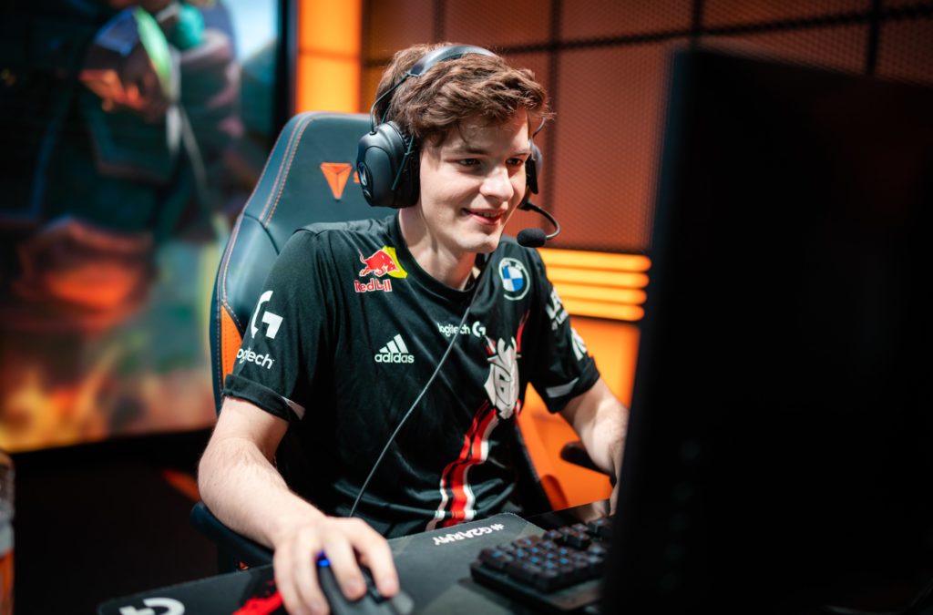 Mikyx competing in the LEC