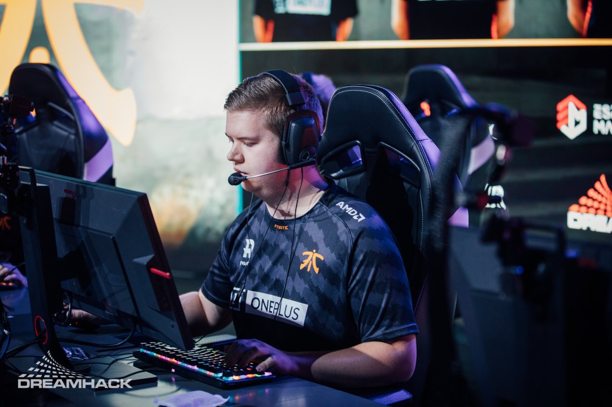 Photo of professional CS:GO player JW during a DreamHack tournament. He's playing on the PC and wears the Fnatic jersey.