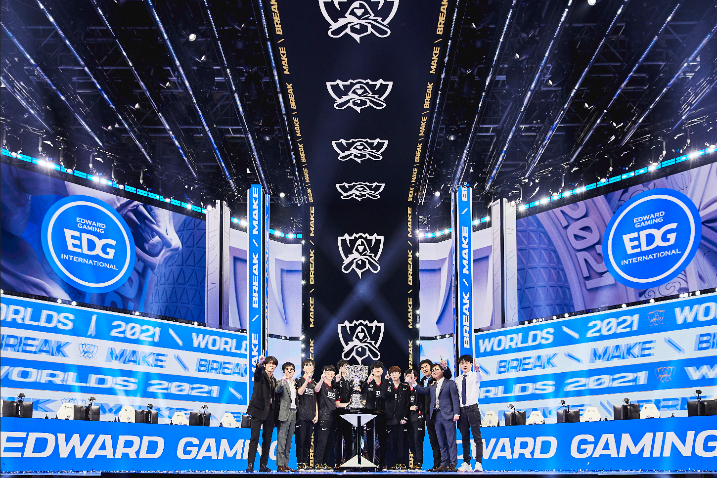 Worlds 2021 hits record-breaking 4 million peak viewership during finals between EDG and DWG KIA