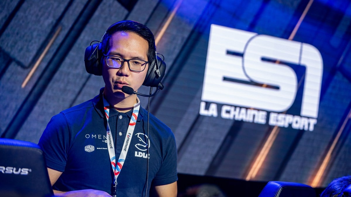 Former League of Legends pro YellOwStar pictured in a coaching role at an esports tournament