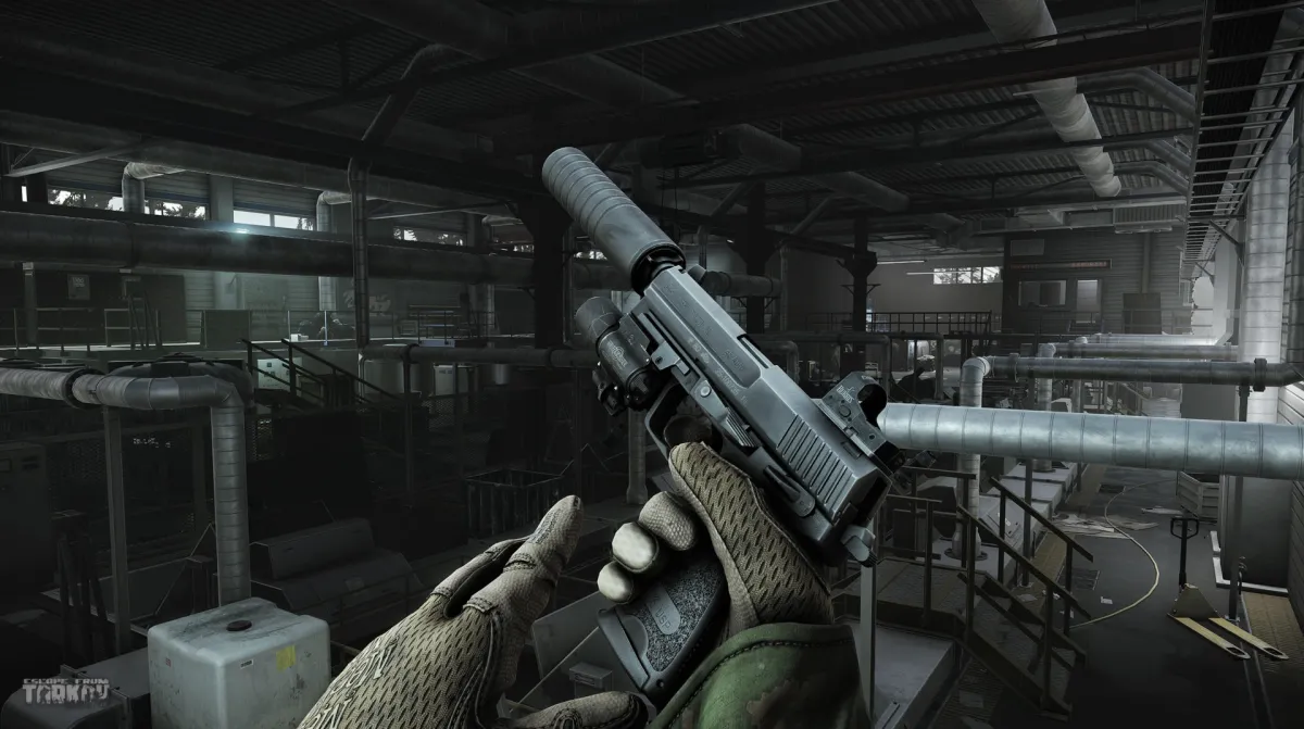 A player inspecting their weapon in Escape From Tarkov.
