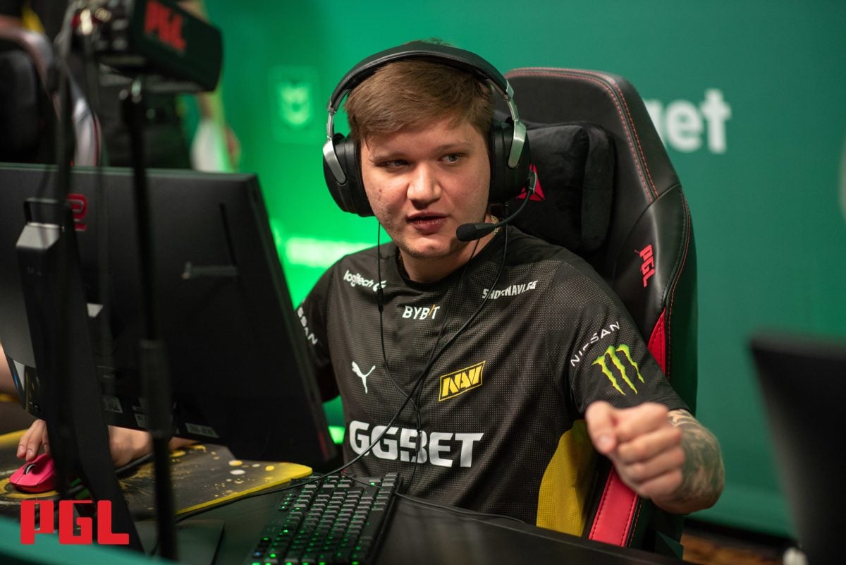 S1mple fist bumps his teammate.