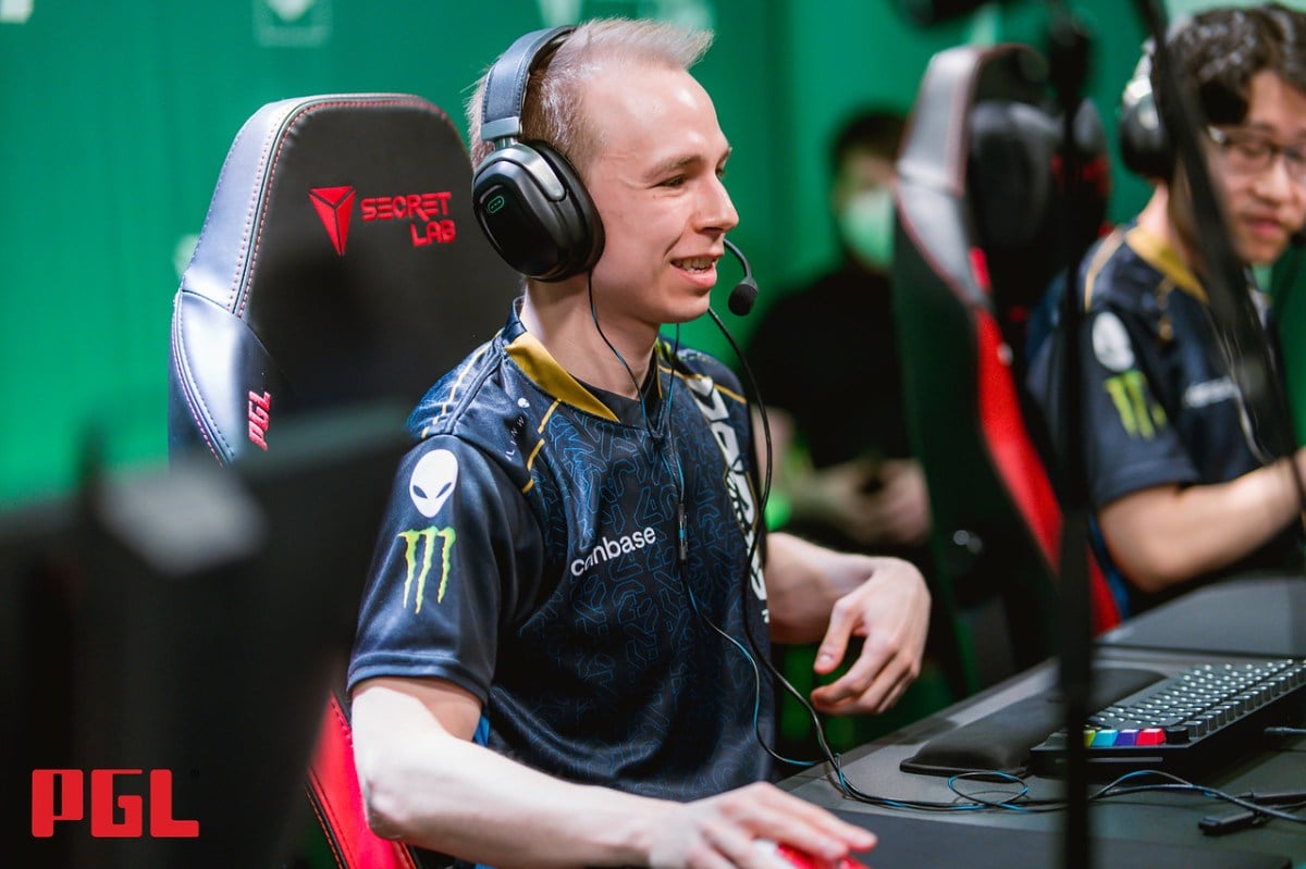 EliGE completing with the Team Liquid CS:GO roster at a 2022 PGL event.