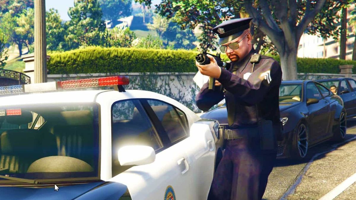 A cop with his weapon drawn in GTA V RP NoPixel.