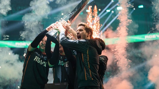 Rogue lifting the trophy after winning LEC Summer 2022.