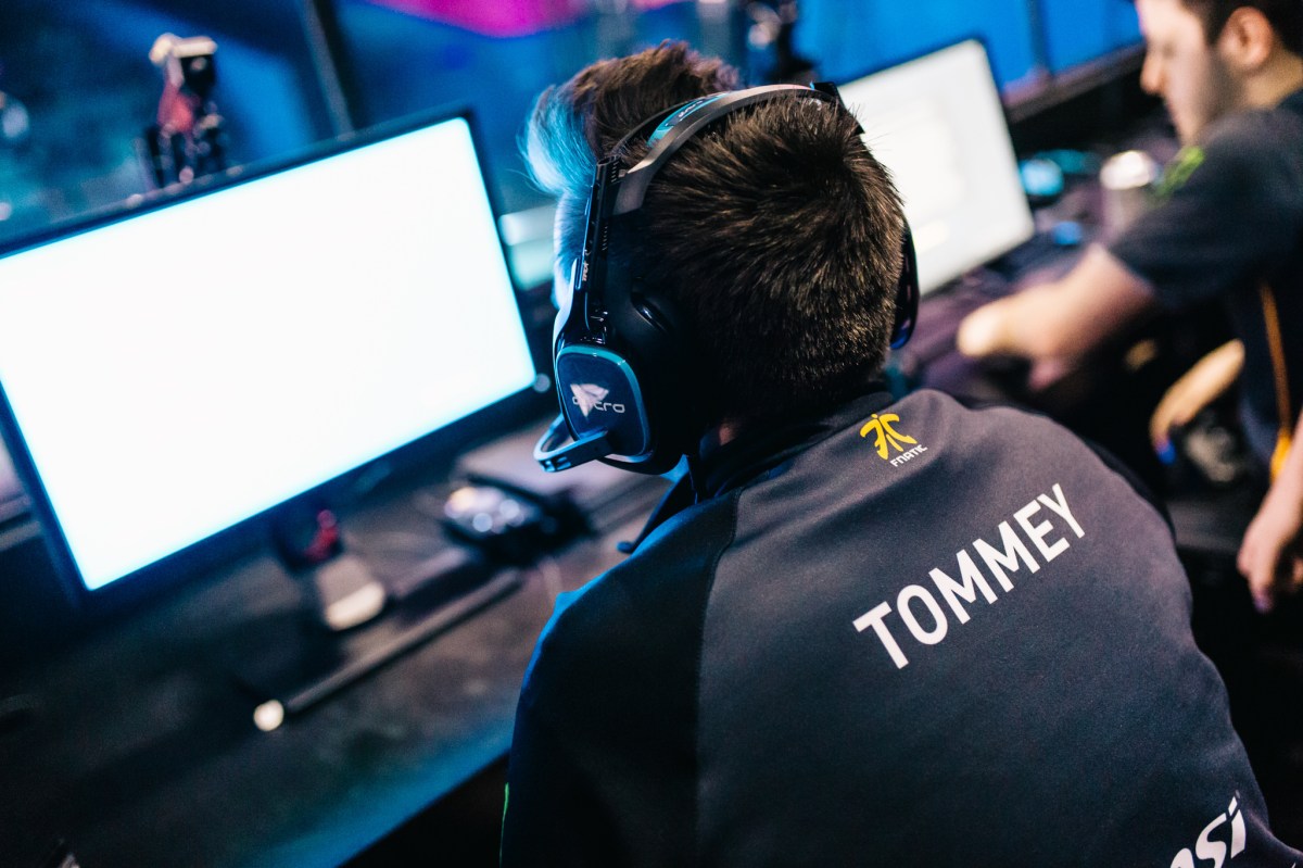 An image of Tommey competing at a CoD esports event.