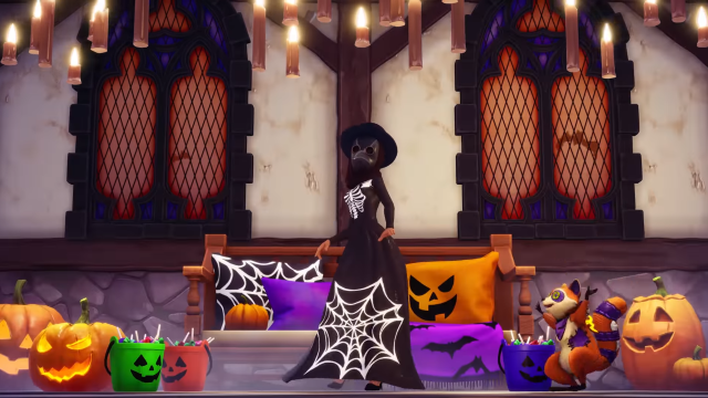 اللاعب الذي يرتدي فستان SpiderWeb وقناع الطاعون أثناء الوقوف في غرفة مع أريكة قرع عصبية ، ورفيق لعبة الراكون ، والعديد من دلاء الحلوى والقرع