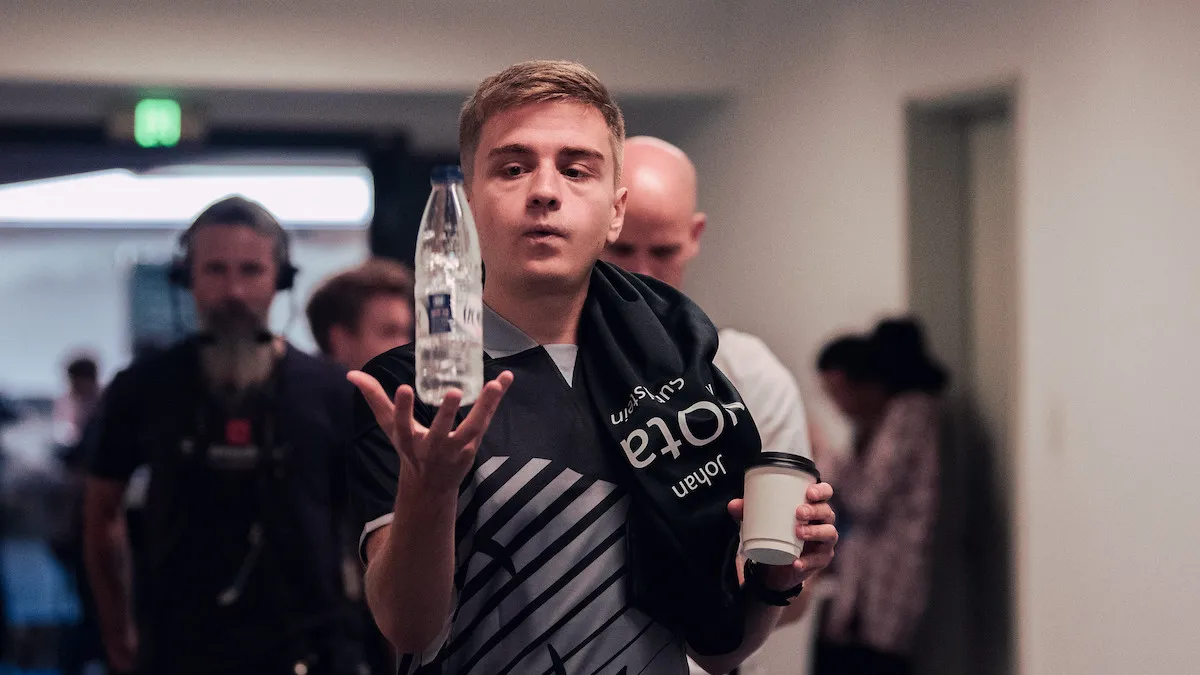 N0tail balancing a bottle at The International.