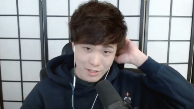 Sykkuno scratching his head while on camera.