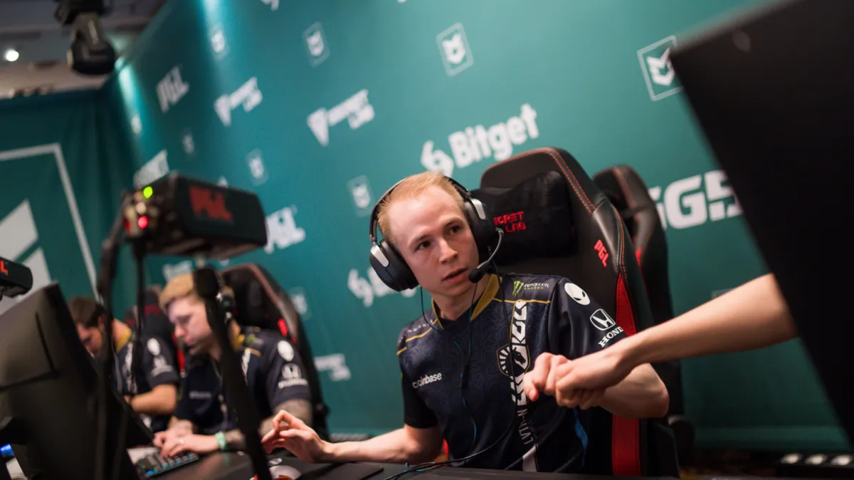 EliGE competing with Team Liquid at the RMR event.