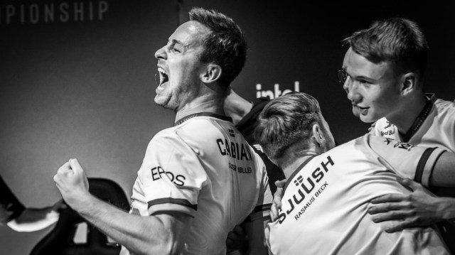 CS:GO player CadiaN shouting or celebrating with his teammates.