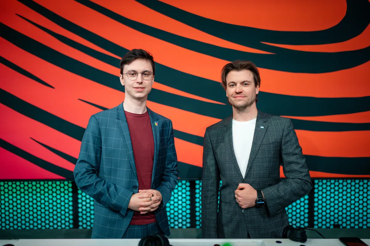 Caedrel and Quickshot preparing to give a cast in the LEC.