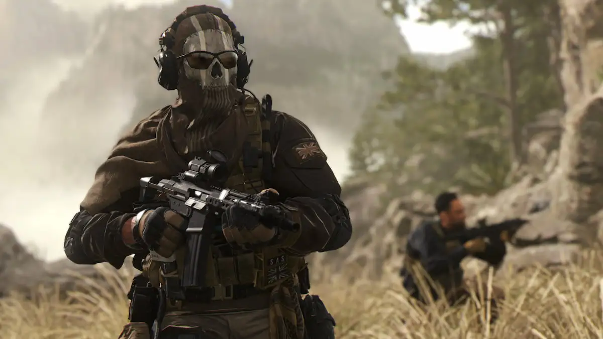 Войник, носещ призрачна маска, стои близо до отряд в дългата трева в Call of Duty: Modern Warfare