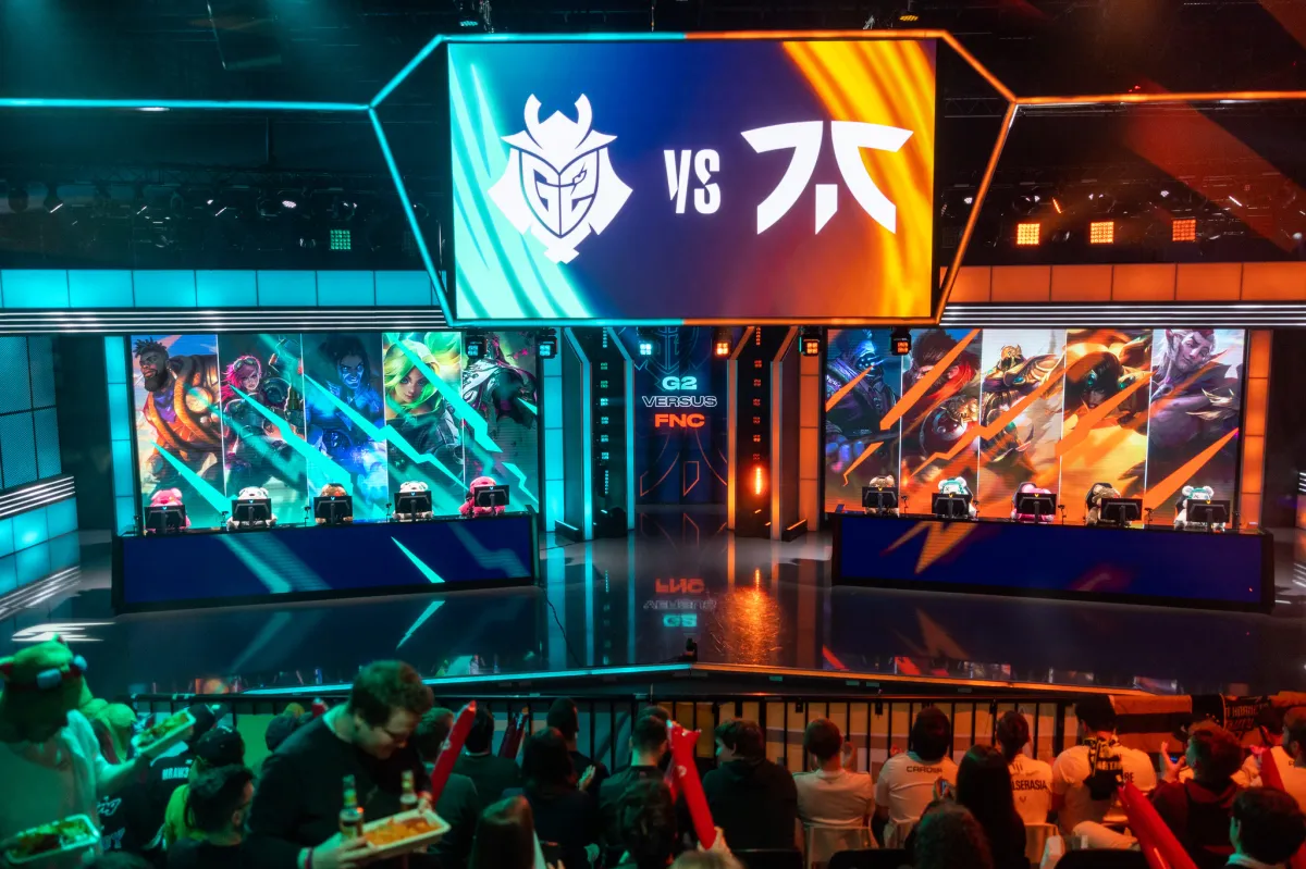G2 and Fnatic's logo on the LEC stage, with blue and orange lighting.