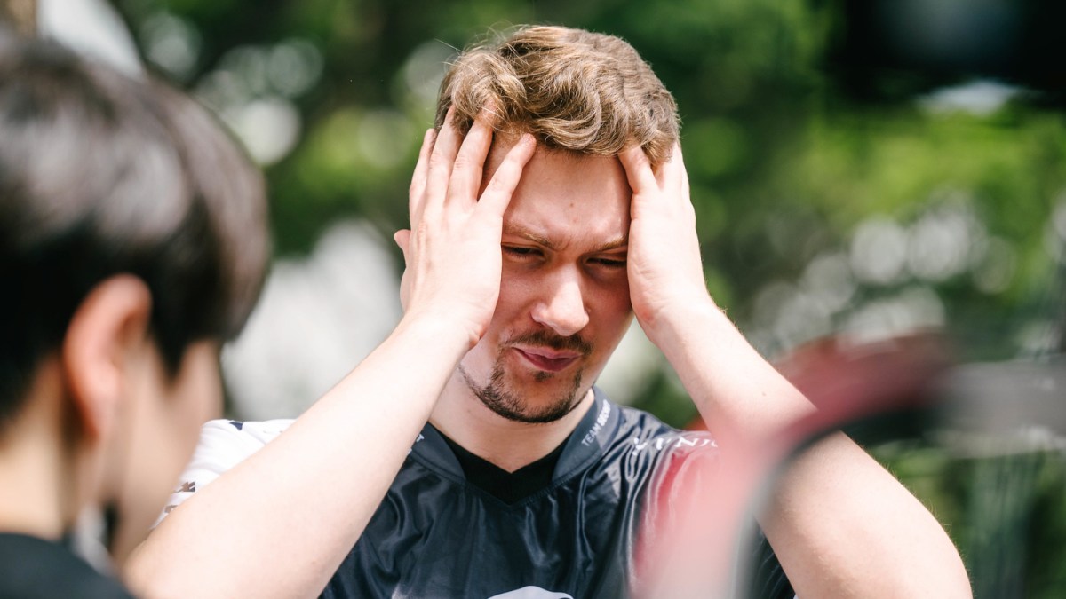 Puppey holding his head while competing at The International.