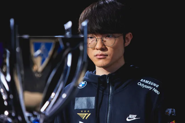 Faker staring at the Summoner's Cup ahead of the Worlds 2022 finals.
