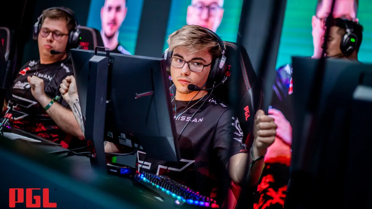 Twistzz, from FaZe Clan, playing at a Counter-Strike tournament.