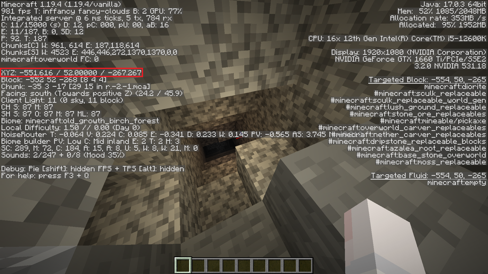 Screenshot met het Y-niveau in Minecraft voor het vinden van diamanten