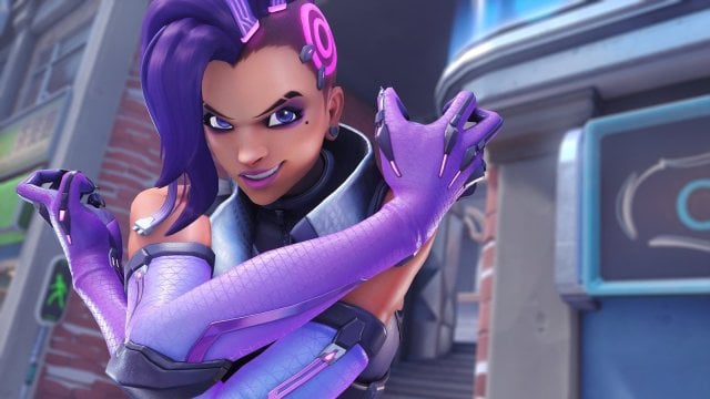 Sombra ready to use her abilities in Overwatch 2.