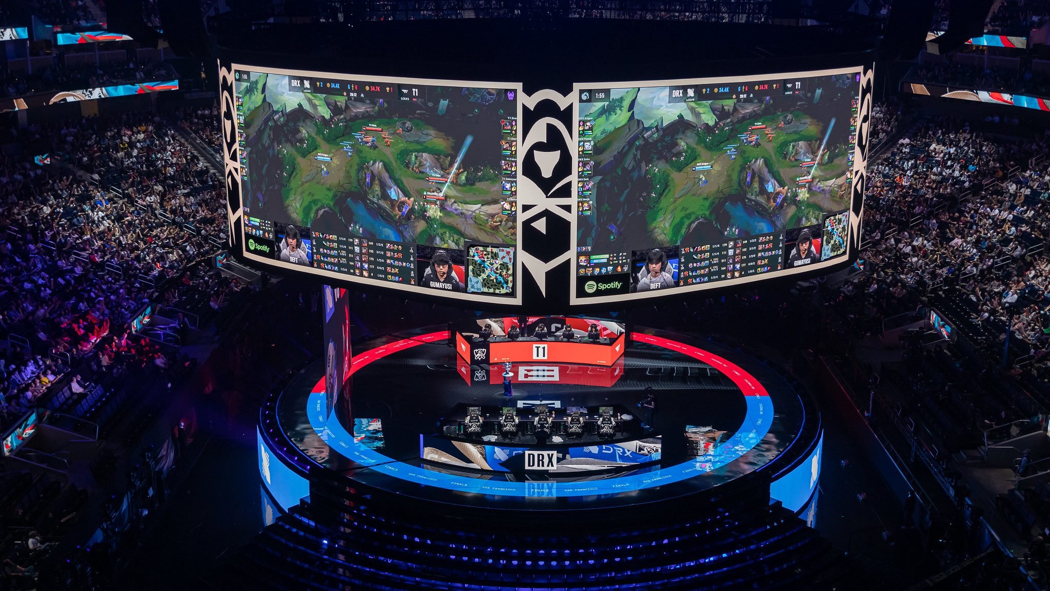 Hai màn hình lớn hiển thị hành động từ trận chung kết Liên minh huyền thoại LCS.