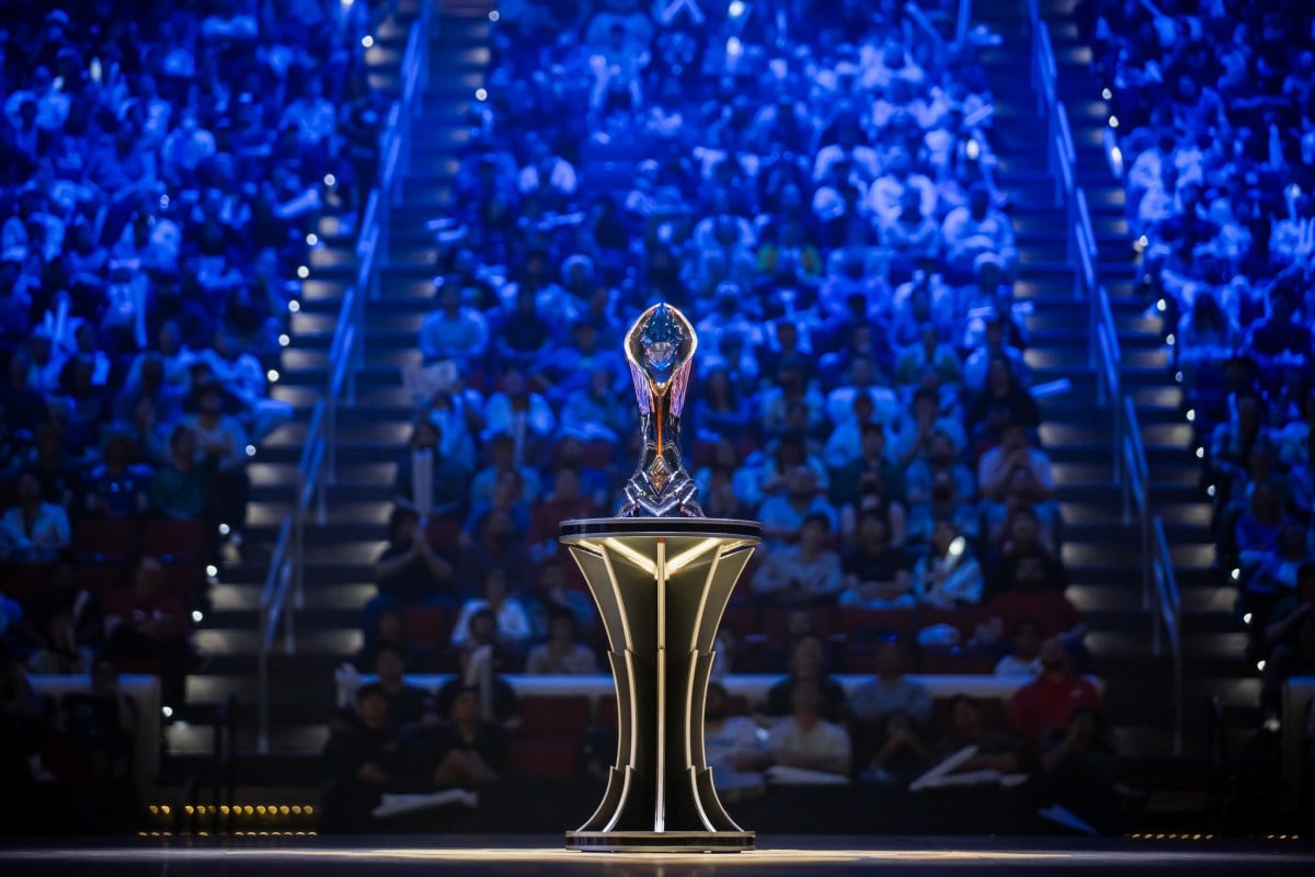 2023 LCS Spring Split finals trophy and crowd