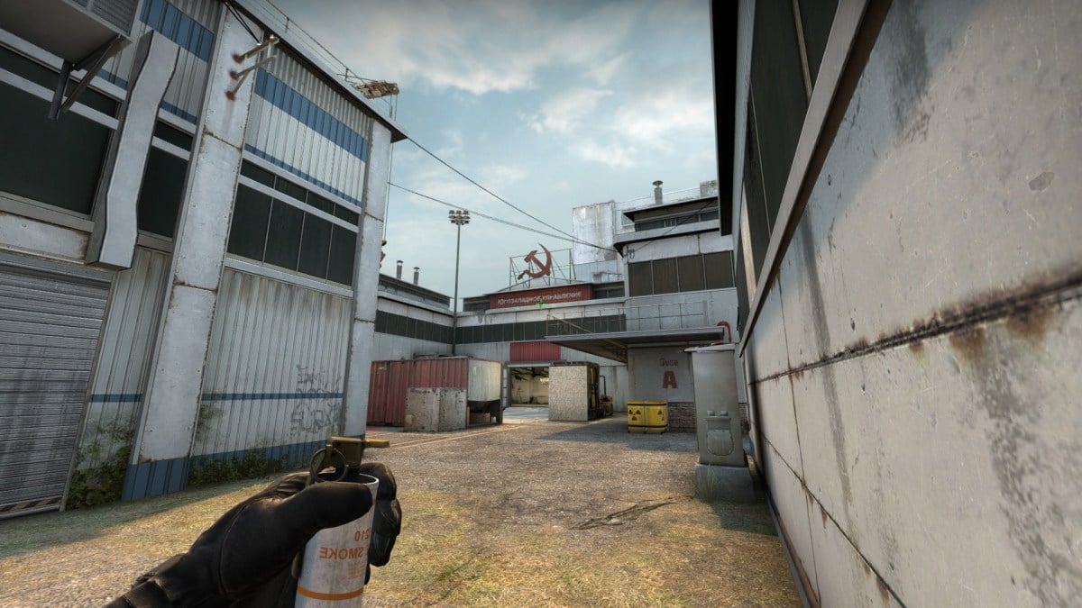 CS:GO player holding Smoke Grenade on de_cache