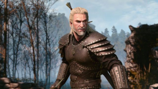 Il personaggio di Geralt di The Witcher 3: Wild Hunt, in armatura completa e circondato da alberi.
