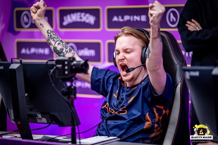 Apeks leaves NiP in disbelief after magnificent comeback to steal final Paris CS:GO Major playoff spot - Dot Esports