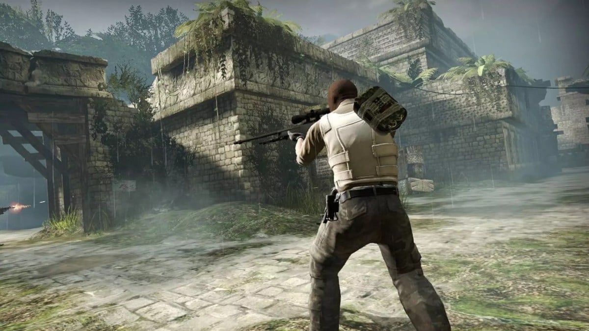 A soldier aims their gun while carrying the bomb in an ancient Aztec-like temple in Counter-Strike