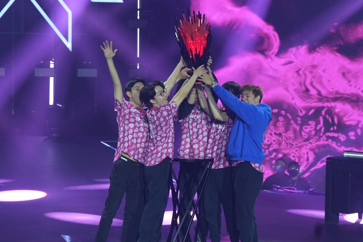 Paper Rex gather on stage in Seoul, South Korea to lift the VCT Pacific championship trophy after their win against DRX.