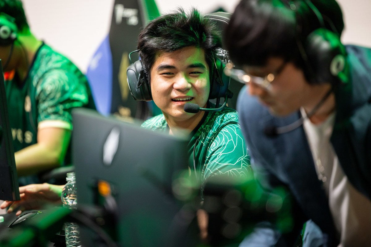 FlyQuest's jungler Spica smiles into the camera before his match.