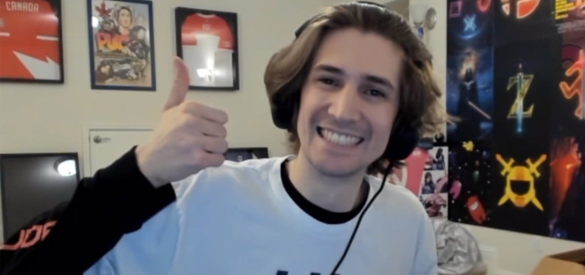 xQc smiling with his thumb up