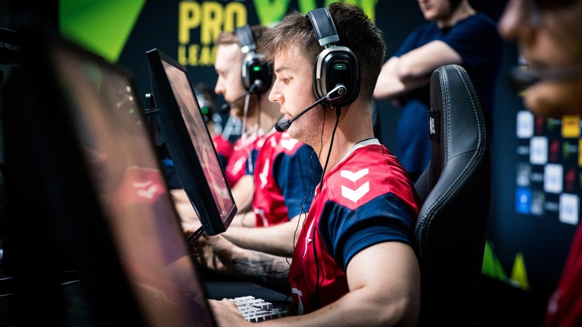Dev1ce competing with Astralis at ESL Pro League Season 17.