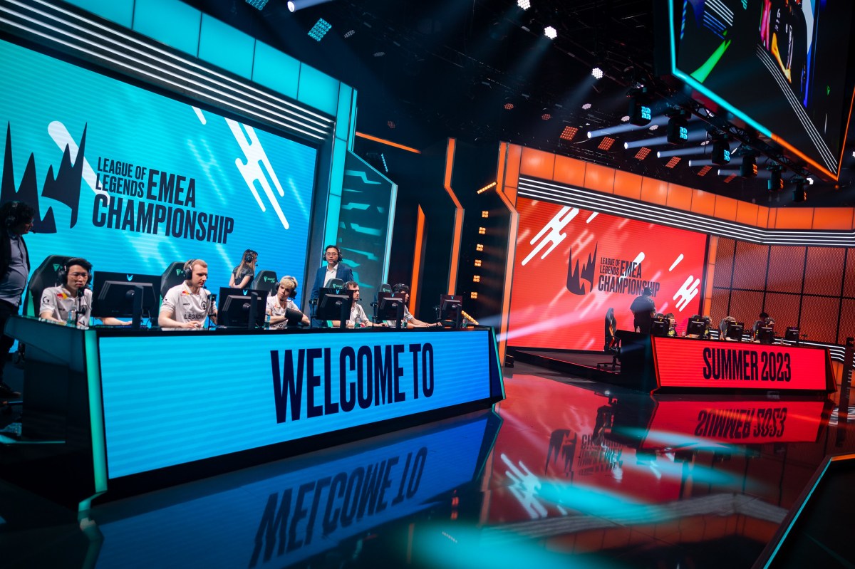 Team Heretics faces off against Vitality in the LEC arena.