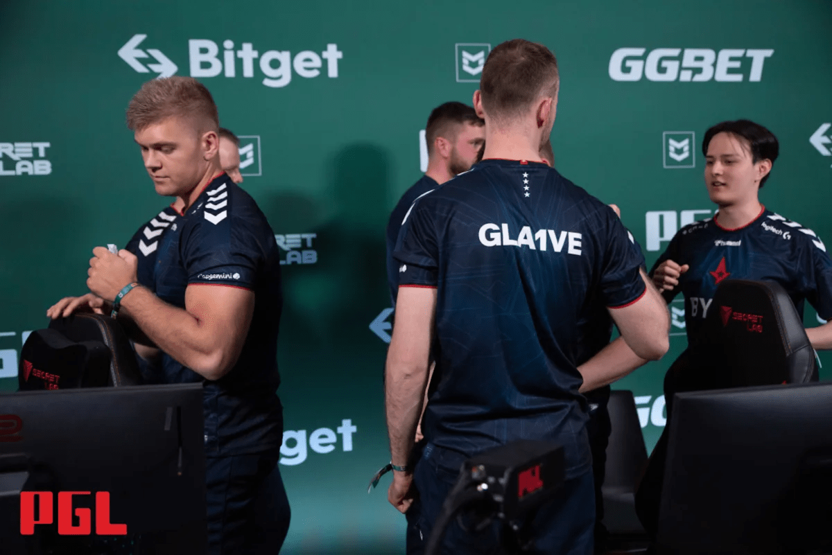 Gla1ve with his former teammates on Astralis.