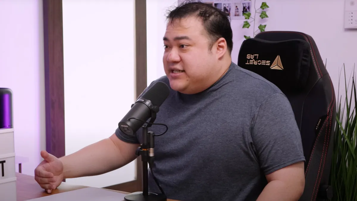 Scarra in the middle of a podcast at OfflineTV.