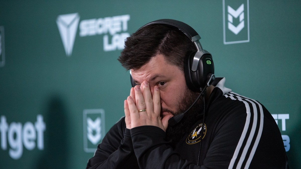 CS:GO coach zonic looks heartbroken after seeing Vitality lose a round at PGL Antwerp Major.