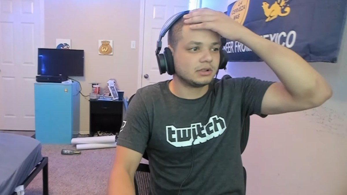 Erobb holding his hand of his forehand