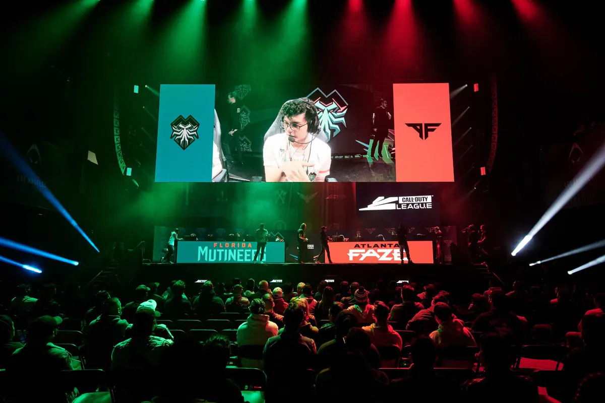 The Florida Mutineers and Atlanta FaZe on mainstage at a CDL event.