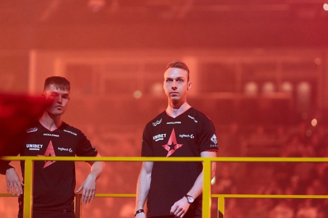 gla1ve and device on stage for Astralis