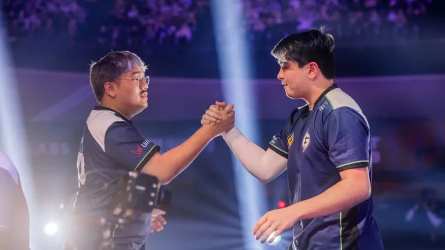 Jawgemo shakes hands with a player on the main stage of the VCT Masters Tokyo tournament.