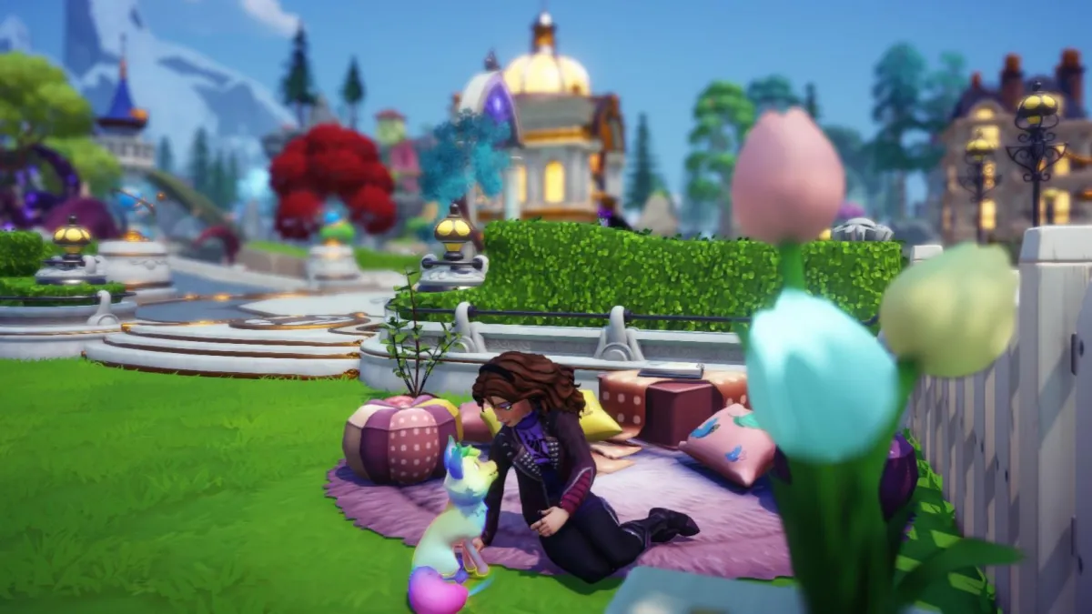 The player and the rainbow fox in Disney Dreamlight Valley.