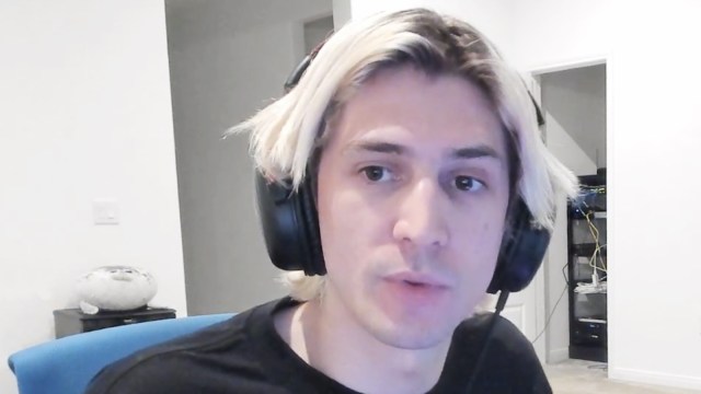 xQc talking to his viewers on Twitch