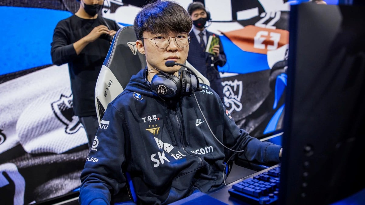 Faker sitting in front of his PC at Worlds 2022.